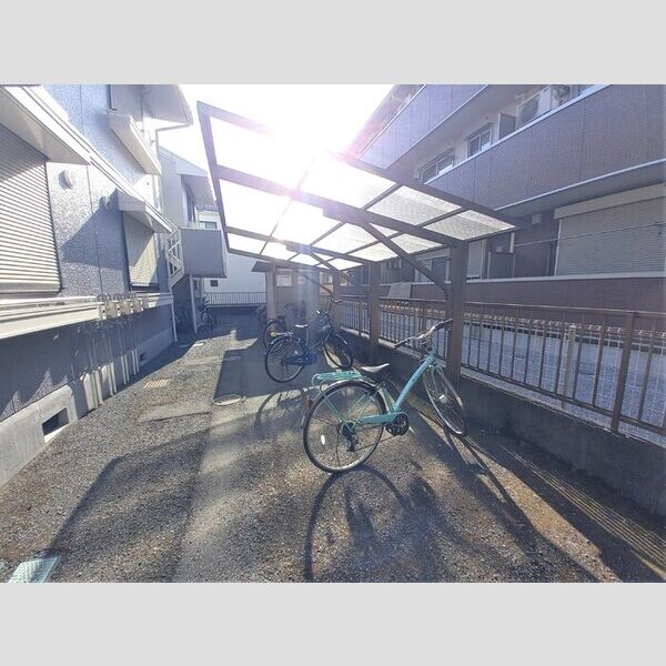 現地周辺 (駐輪場)