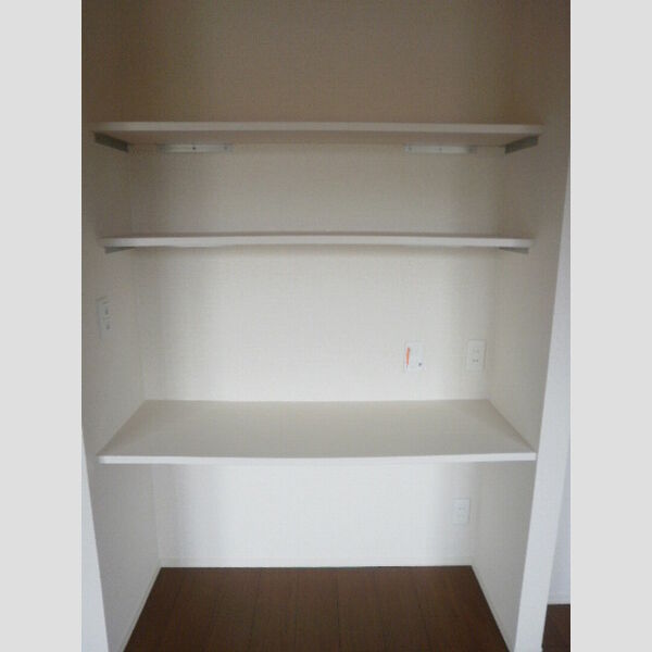 収納 (洋室 PCデスクとしてもご利用頂けます。)