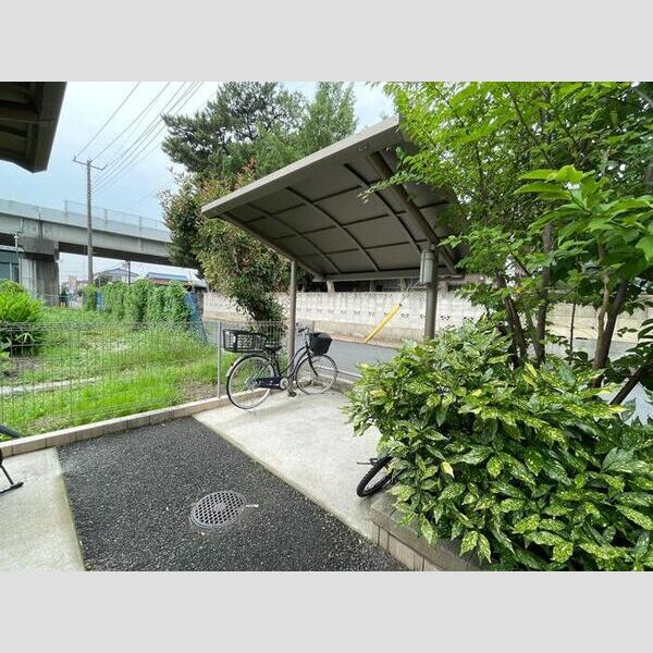 現地周辺 (駐輪場)
