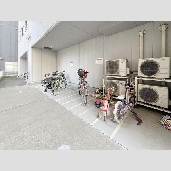 現地周辺 (駐輪場)