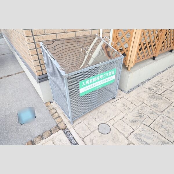 現地周辺 (ゴミ置き場)