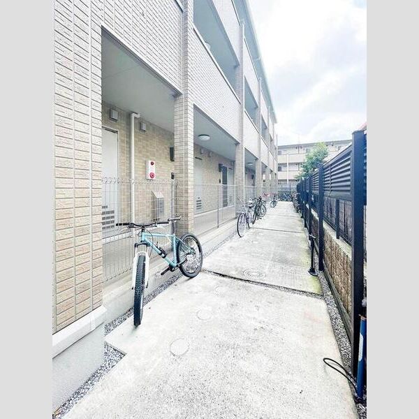 現地周辺 (駐輪場)