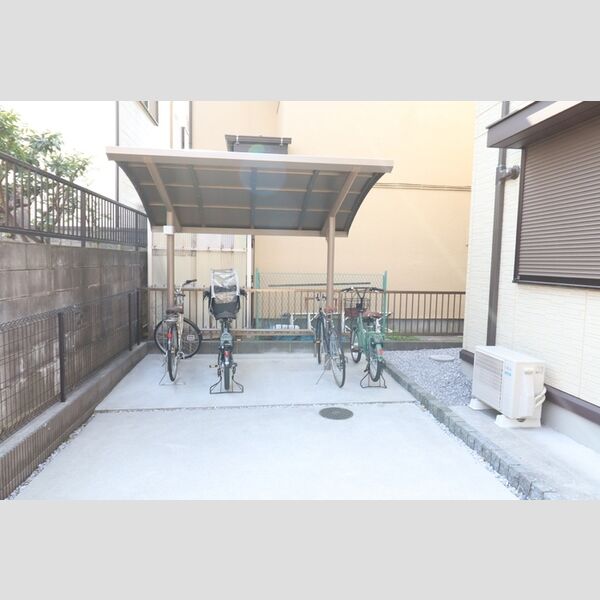 現地周辺 (駐輪場)