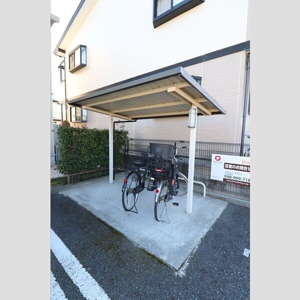 現地周辺 (駐輪場(奥))