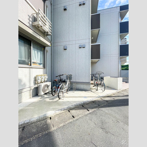 現地周辺 (駐輪場)
