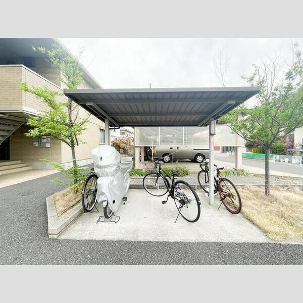 現地周辺 (駐輪場)