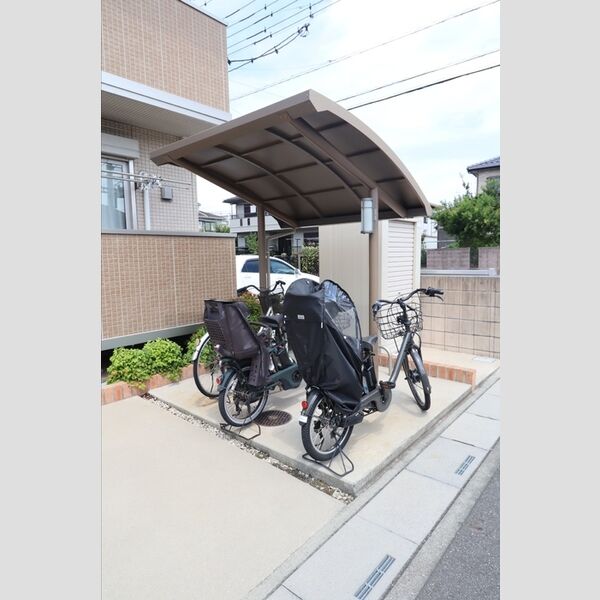 現地周辺 (駐輪場)