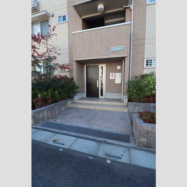 エントランス (エントランス)