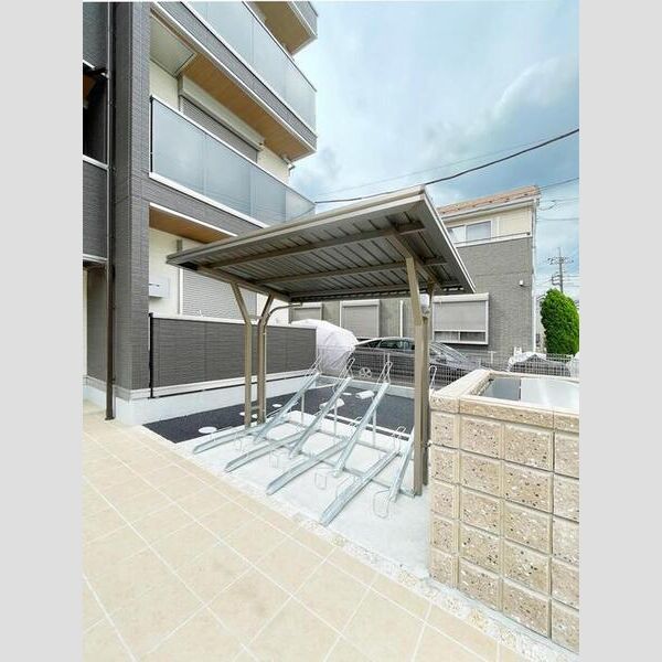 現地周辺 (駐輪場)