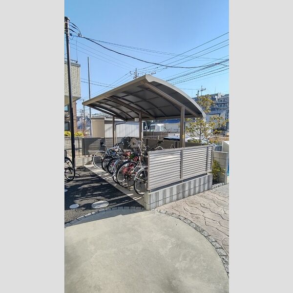 現地周辺 (駐輪場)