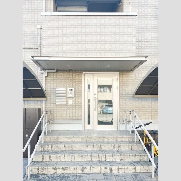 エントランス (A棟出入口)