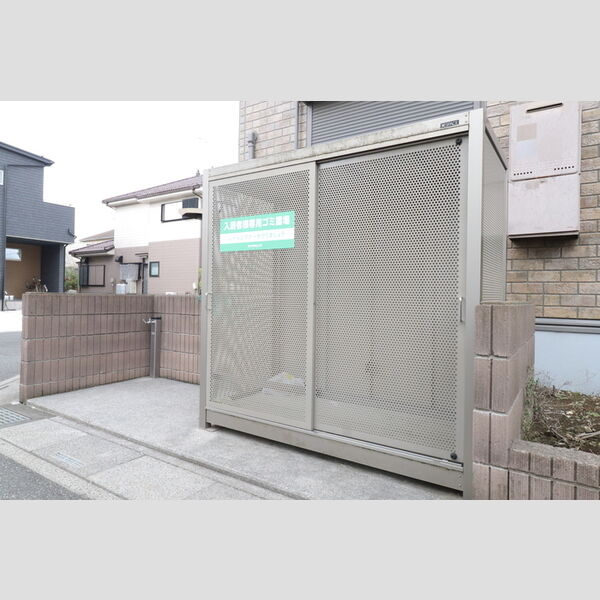 現地周辺 (敷地内ゴミ置き場)