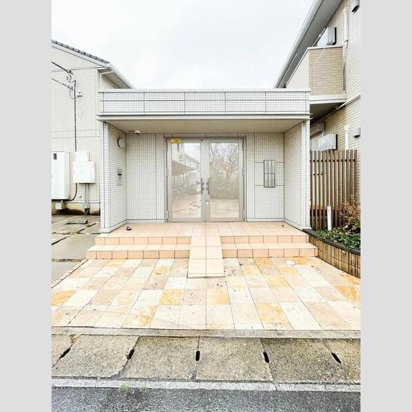 エントランス (E棟出入口)