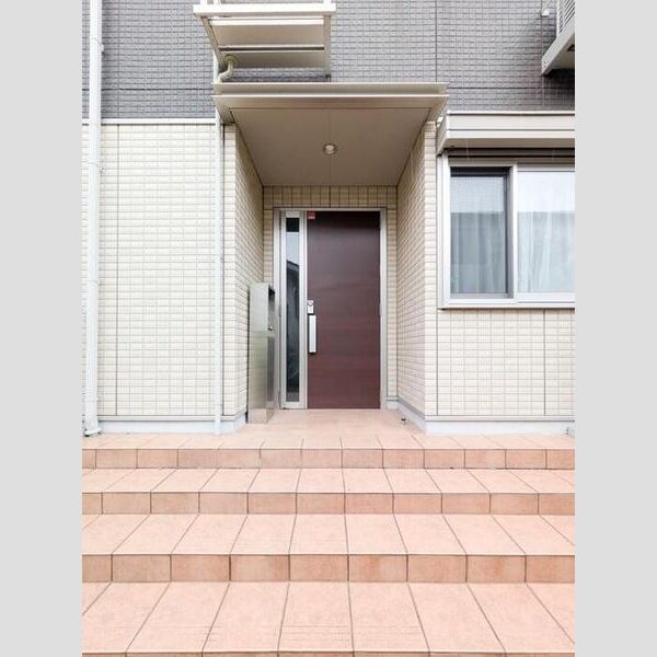 エントランス (南側出入口)