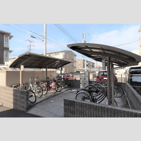 現地周辺 (駐輪場)