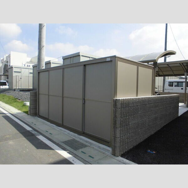 現地周辺 (敷地内ゴミ置き場)