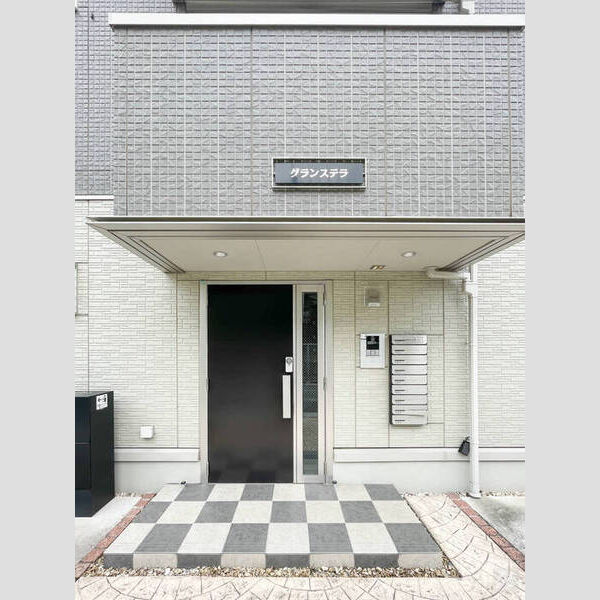 エントランス (出入口)