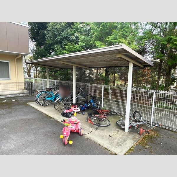 現地周辺 (駐輪場)