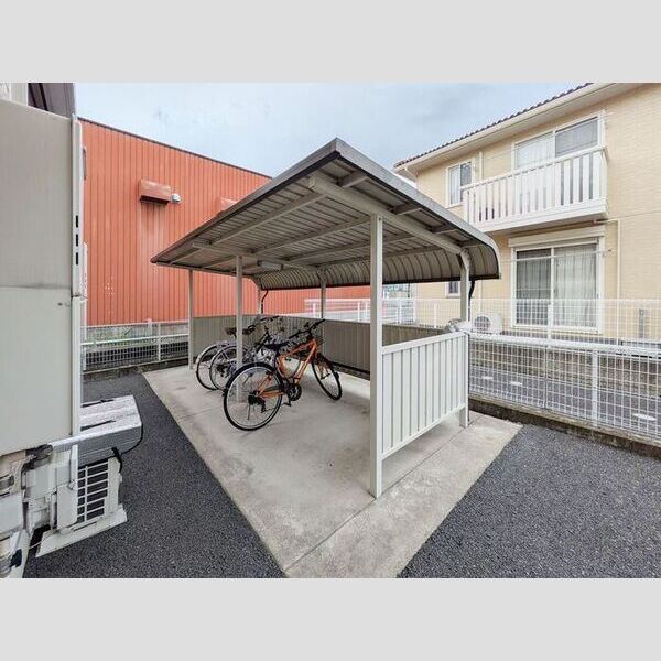 現地周辺 (駐輪場)