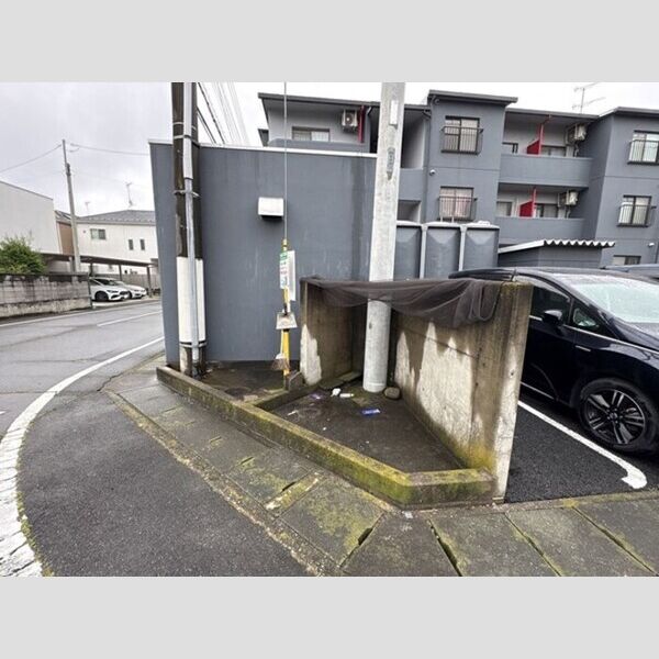 現地周辺 (敷地内ゴミ置き場)