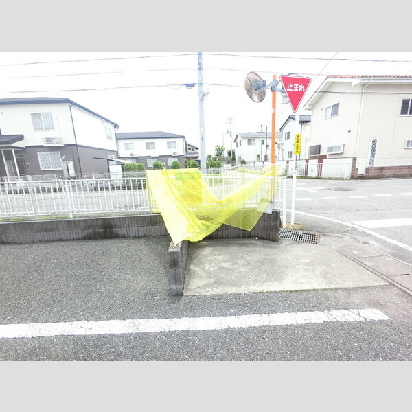 現地周辺 (敷地内ゴミ置き場)