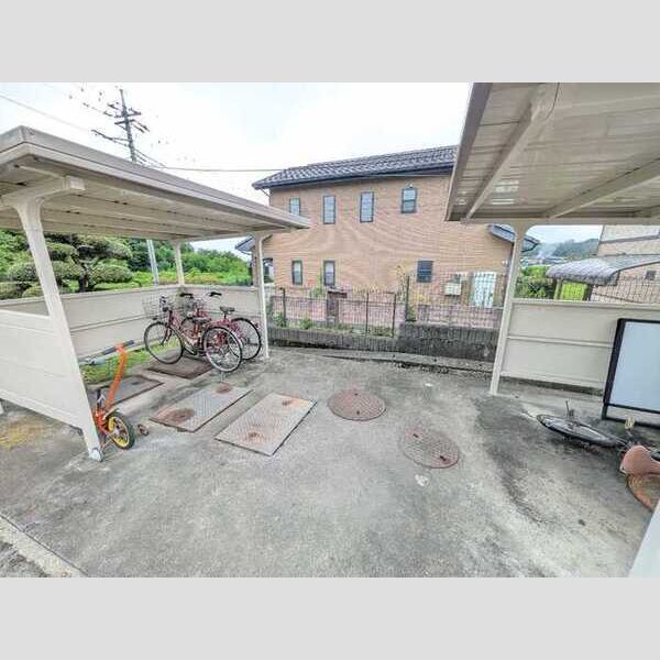 現地周辺 (駐輪場)