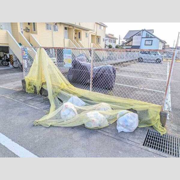 現地周辺 (ゴミ置場)