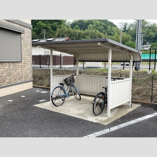 現地周辺 (駐輪場)