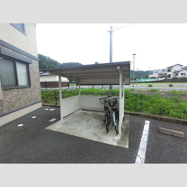 現地周辺 (駐輪場)