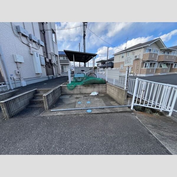 現地周辺 (敷地内ゴミ置き場)