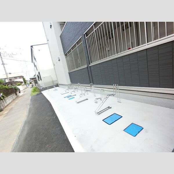 現地周辺 (駐輪場)