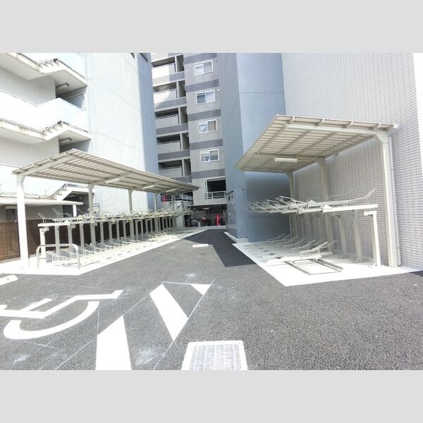 現地周辺 (駐輪場)