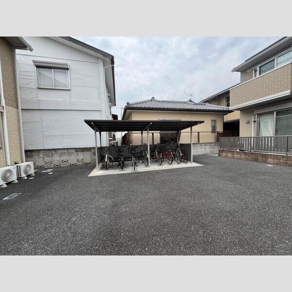 現地周辺 (駐輪場)