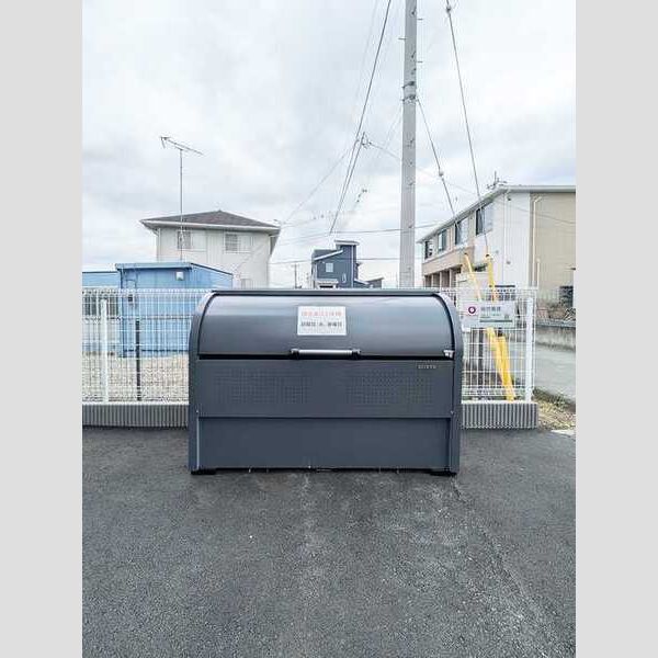 現地周辺 (敷地内ゴミ置き場)