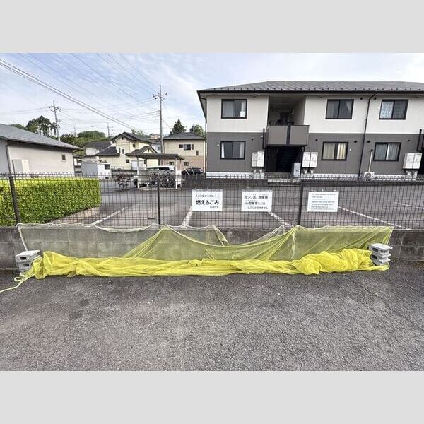 現地周辺 (敷地内ゴミ置き場)
