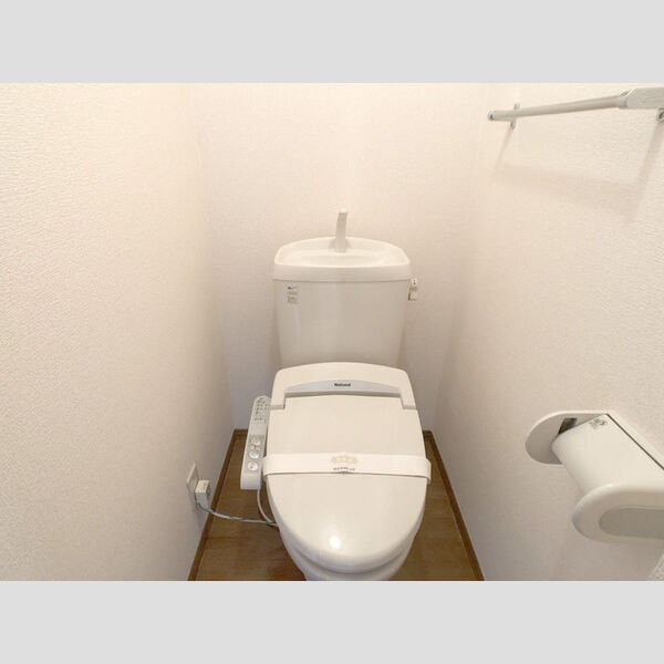 トイレ (温水洗浄便座付きトイレです。)