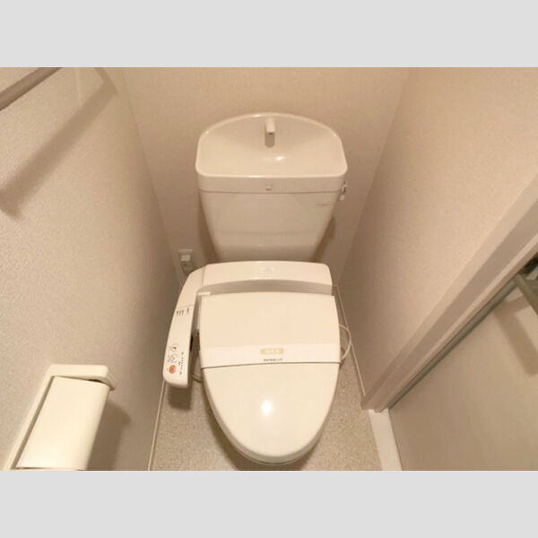 トイレ (温水洗浄便座付きトイレです。)