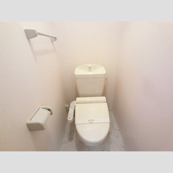 トイレ (温水洗浄便座付きトイレです。)