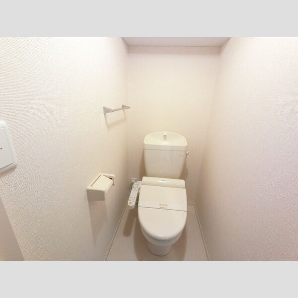 トイレ (温水洗浄便座付きトイレです。)