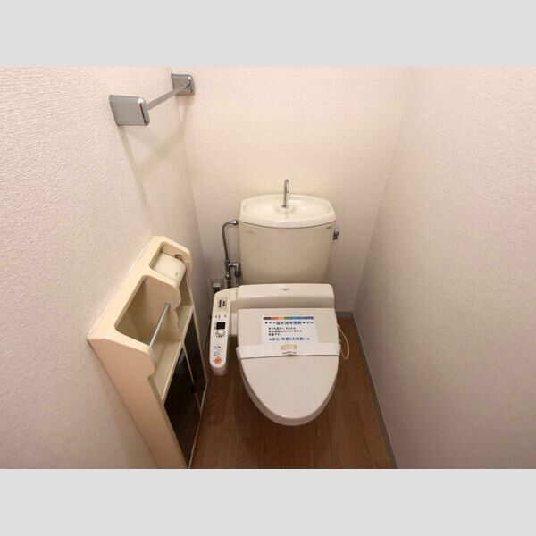 トイレ (温水洗浄便座付きトイレです。)