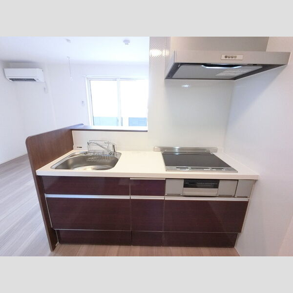 キッチン (3口コンロ付きシステムキッチンです。)