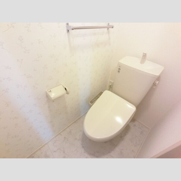 トイレ (温水洗浄便座付きトイレです。)