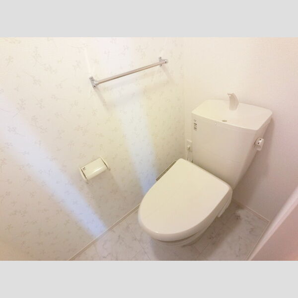 トイレ (温水洗浄便座付きトイレです。)