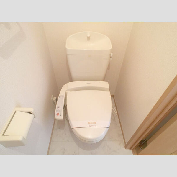 トイレ (温水洗浄便座付きトイレです。)
