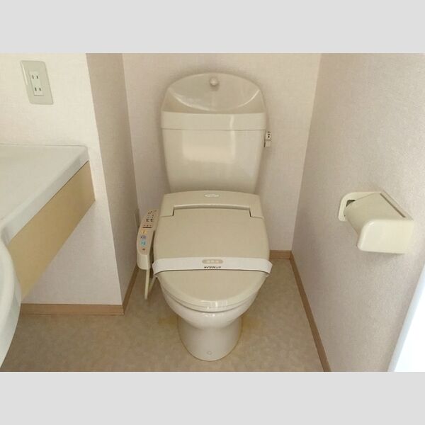 トイレ (温水洗浄便座付きトイレです。)