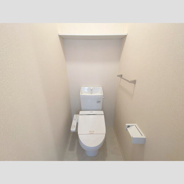 トイレ (温水洗浄便座付きトイレです。)
