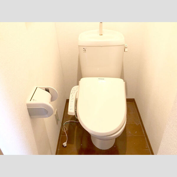 トイレ (温水洗浄便座付きトイレです。)