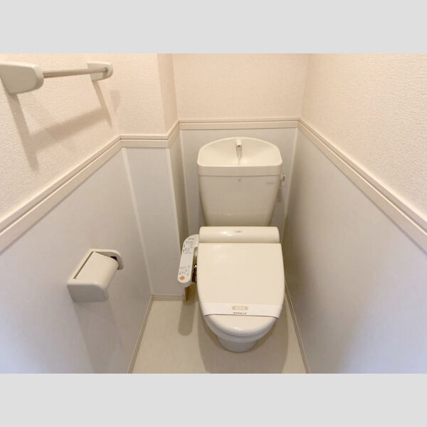 トイレ (温水洗浄便座付きトイレです。)