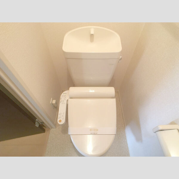 トイレ (温水洗浄便座付きトイレです。)