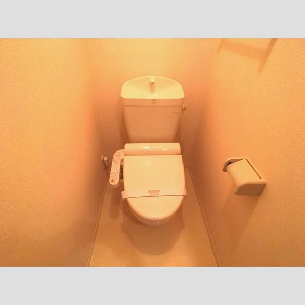 トイレ (温水洗浄便座付きトイレです。)